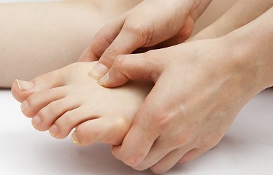 swollen top of foot causes