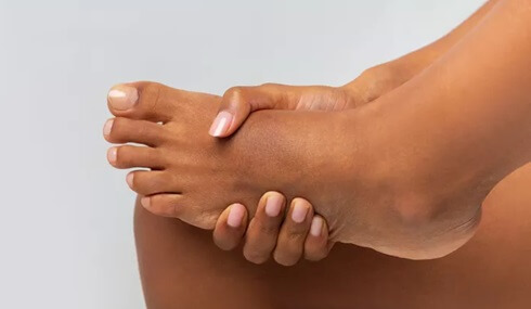 Fifth Metatarsal Fractures: Symptoms, causes, diagnosis and treatment of the different types of fracture of the fifth metatarsal on the outer foot