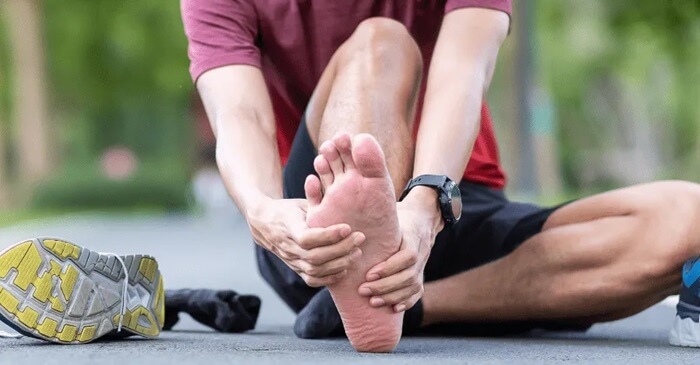 Foot Pain When Walking: Common causes, symptoms diagnosis and treatment options if your feet hurt when walking Foot Pain When Walking: Common causes, symptoms diagnosis and treatment options if your feet hurt when walking