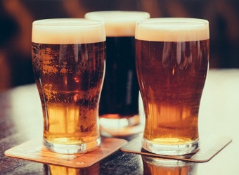 Drinks with high purine levels, such as beer, increase the risk of developing foot gout