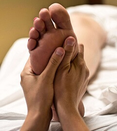 El masaje es una gran manera de reducir los síntomas y la recurrencia de los calambres en los pies