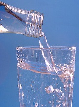 Dehydratacja jest częstą przyczyną skurczów palców u stóp, więc pij dużo wody