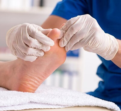 When to see a doctor with red feet: causes, symptoms and treatment for foot redness